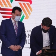 Governador Eduardo Leite e Secretario Artur Lemos assiando o decreto